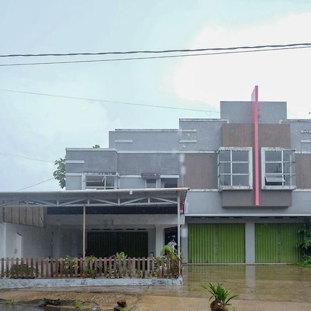 Reddoorz At Lapangan Bandara Sam Ratulangi Manado Hotel Eksteriør billede
