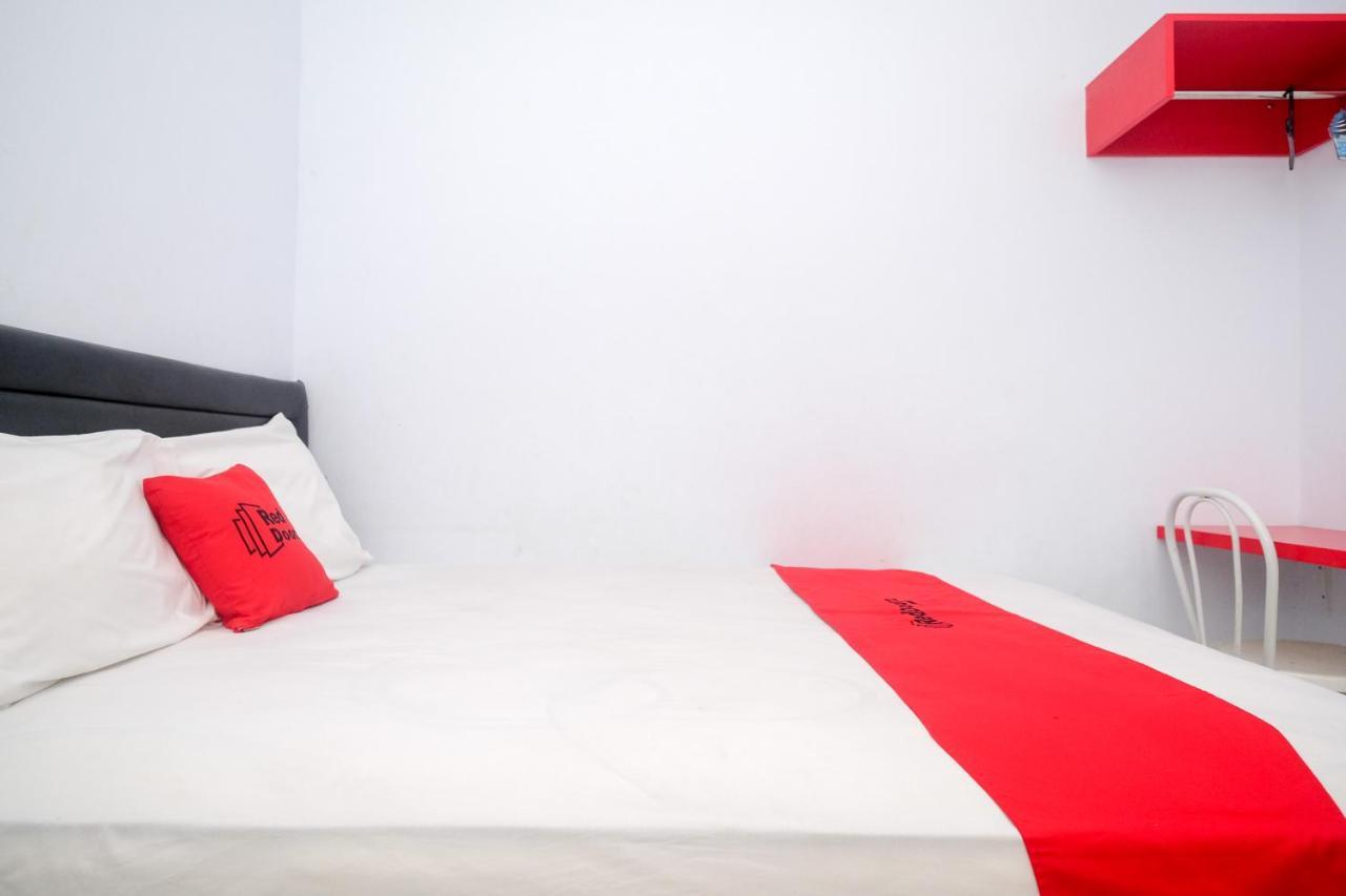 Reddoorz At Lapangan Bandara Sam Ratulangi Manado Hotel Eksteriør billede